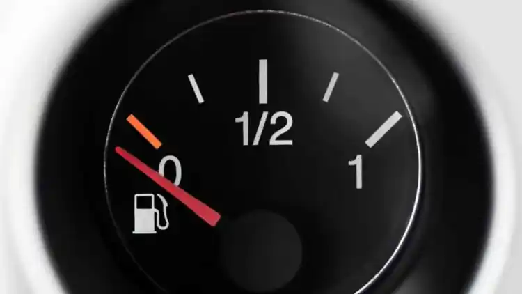 “Don’t Drive on a Near‑Empty Tank: Why Experts Warn Against Keeping Your Fuel Level Low”